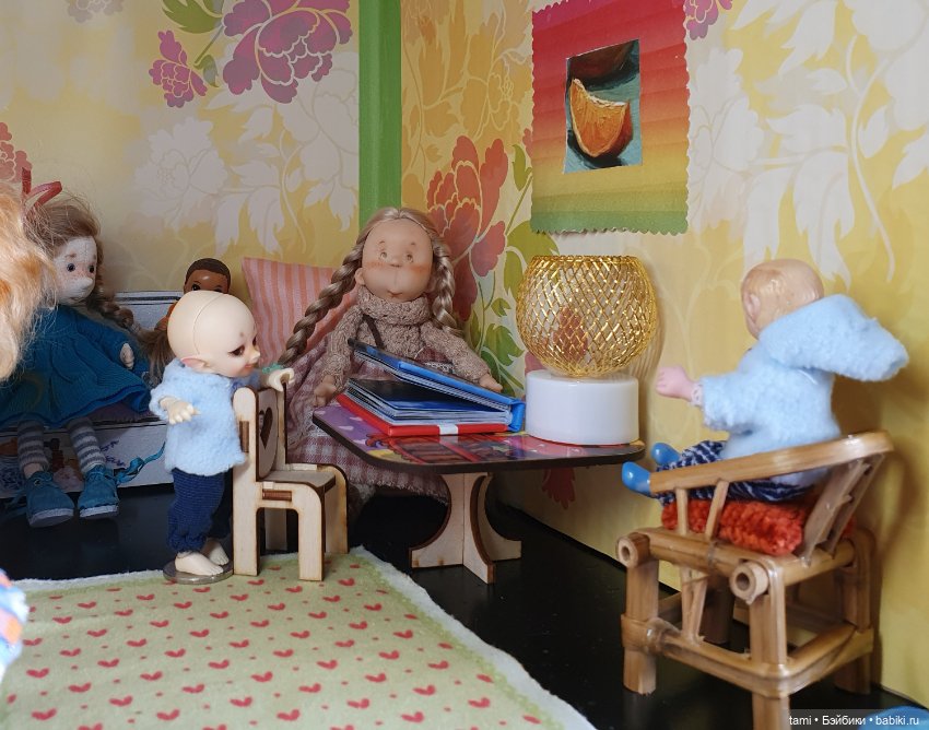 Комнатка для мелких куколок))