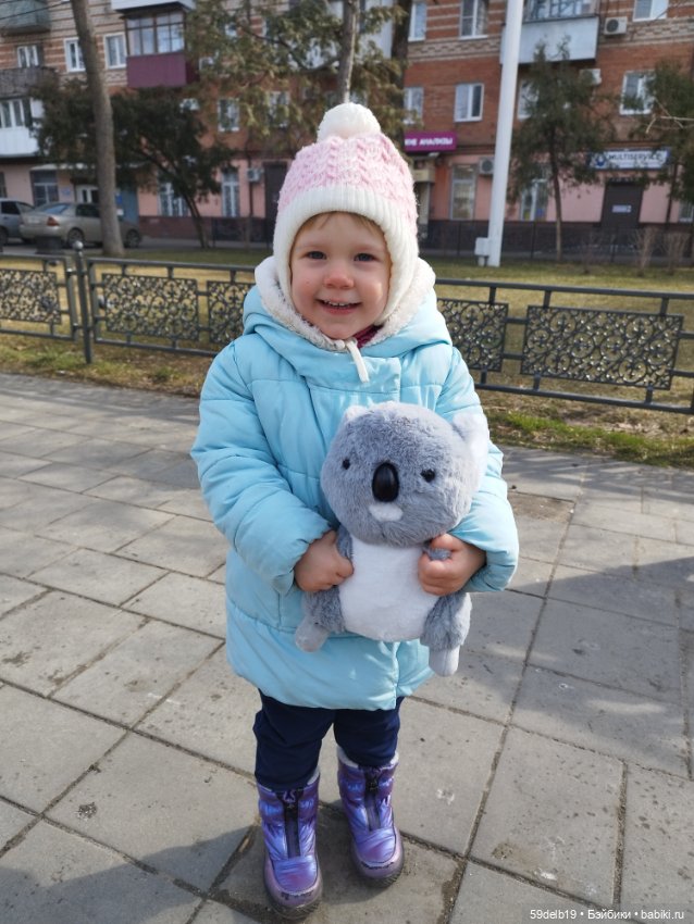 У Веры новая игрушка - милый австралийский медвежонок коала