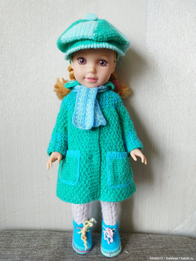 У куклы Кати новый весенний комплект одежды