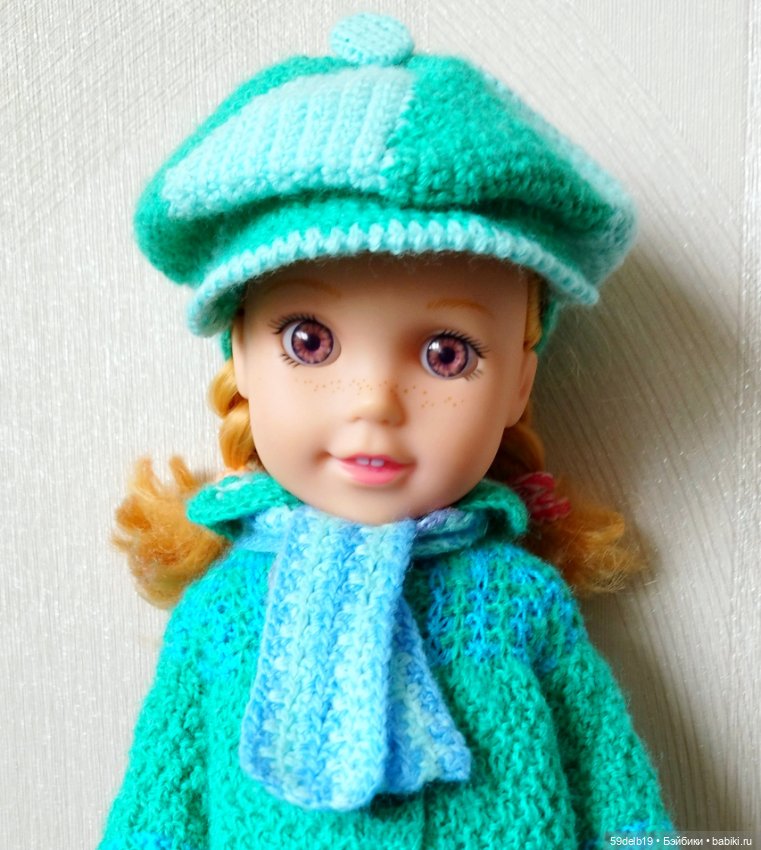 У куклы Кати новый весенний комплект одежды