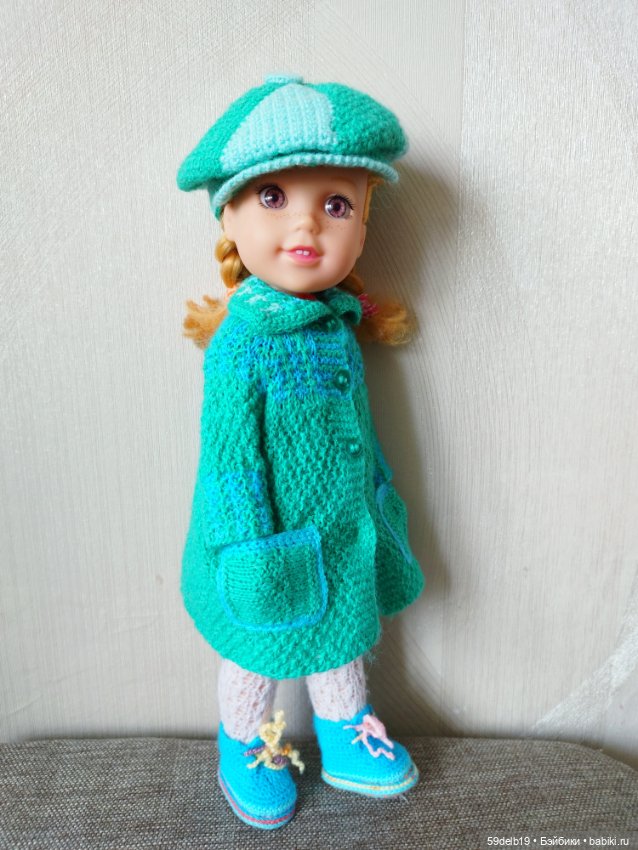 У куклы Кати новый весенний комплект одежды