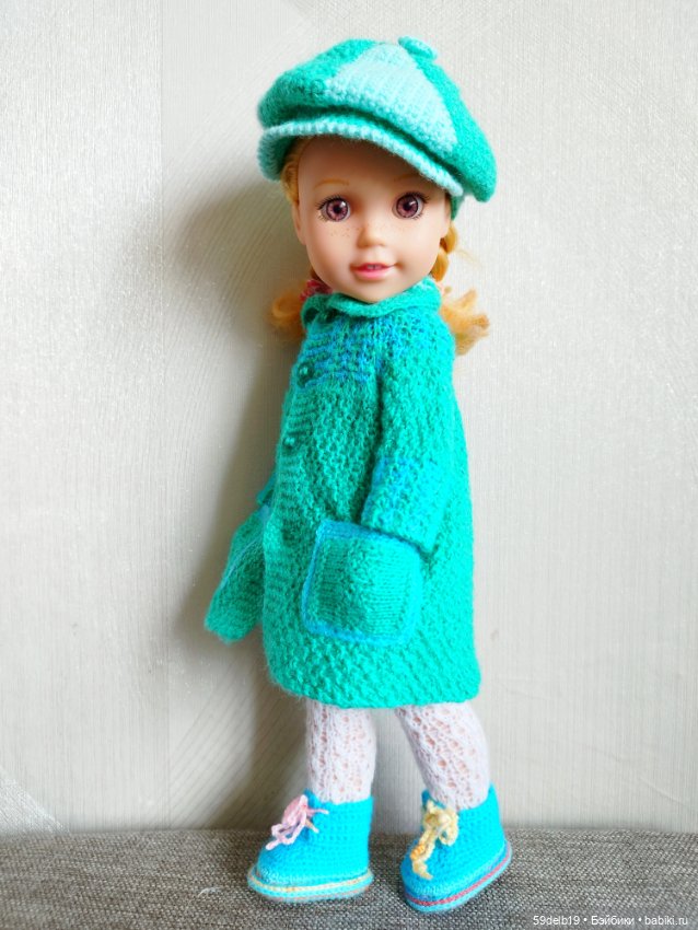 У куклы Кати новый весенний комплект одежды