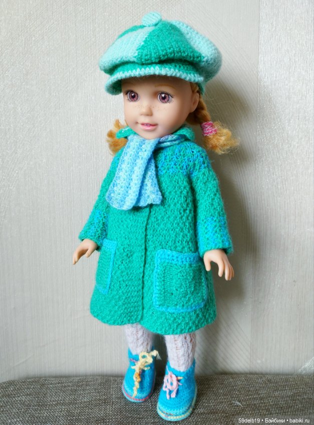У куклы Кати новый весенний комплект одежды