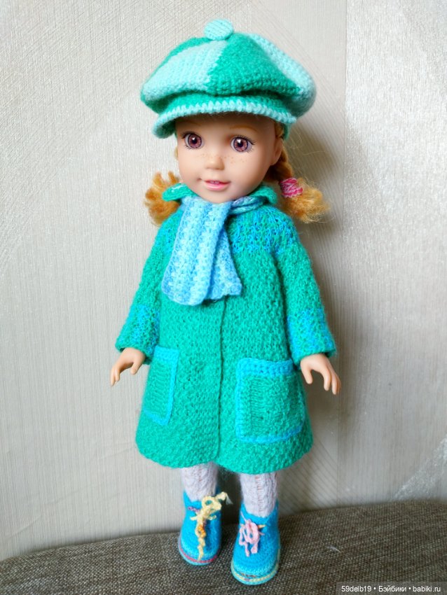У куклы Кати новый весенний комплект одежды