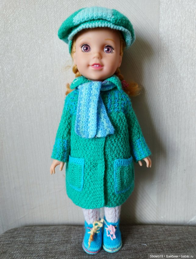 У куклы Кати новый весенний комплект одежды