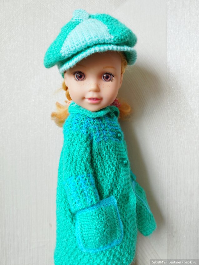 У куклы Кати новый весенний комплект одежды