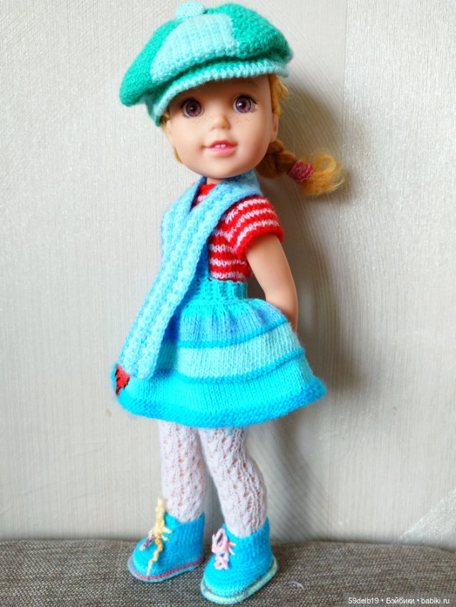 У куклы Кати новый весенний комплект одежды