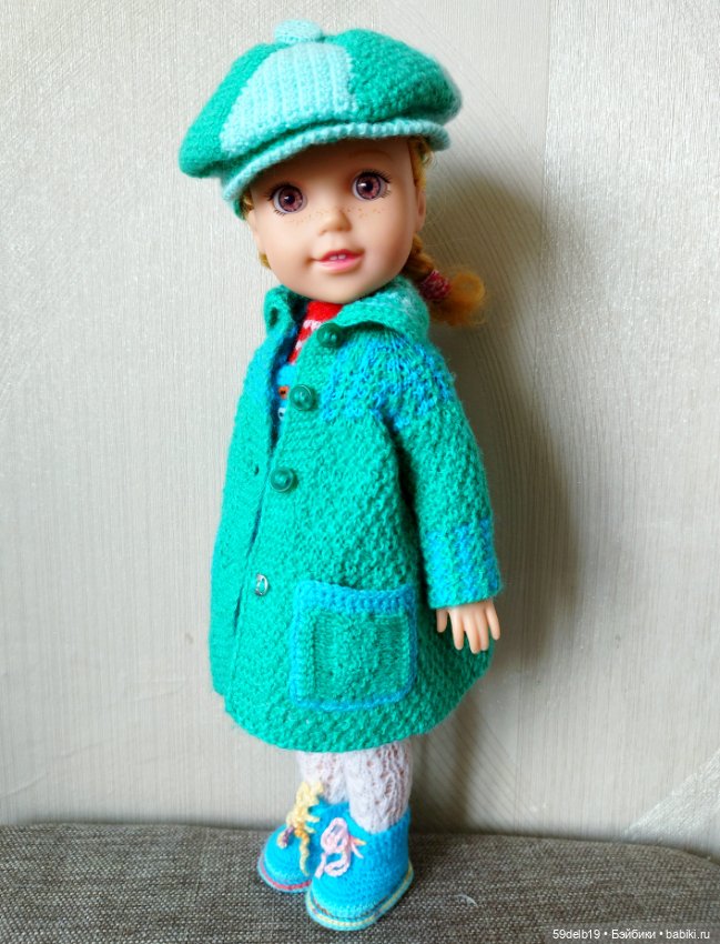 У куклы Кати новый весенний комплект одежды