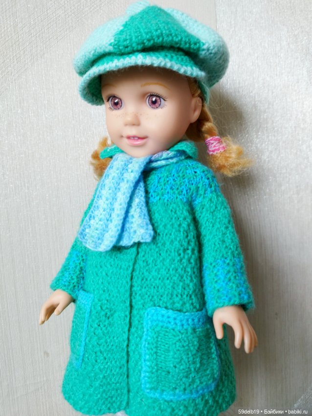 У куклы Кати новый весенний комплект одежды