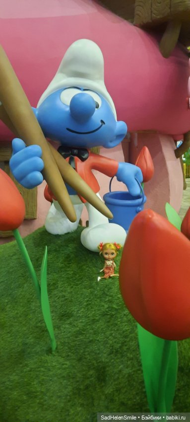 Наташа в гостях у Смурфиков