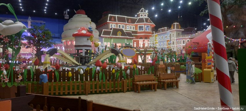 Наташа в гостях у Смурфиков