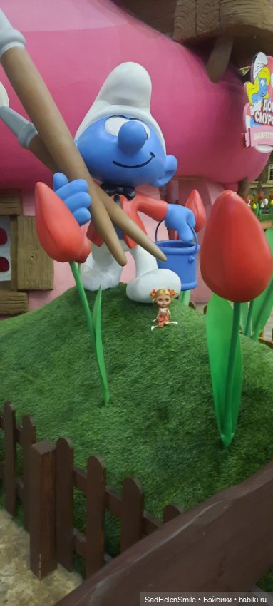 Наташа в гостях у Смурфиков