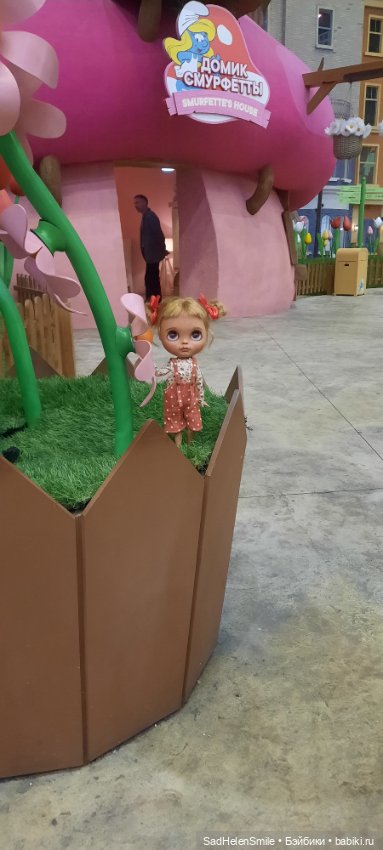 Наташа в гостях у Смурфиков
