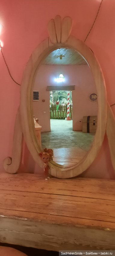 Наташа в гостях у Смурфиков