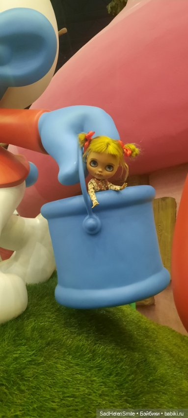 Наташа в гостях у Смурфиков