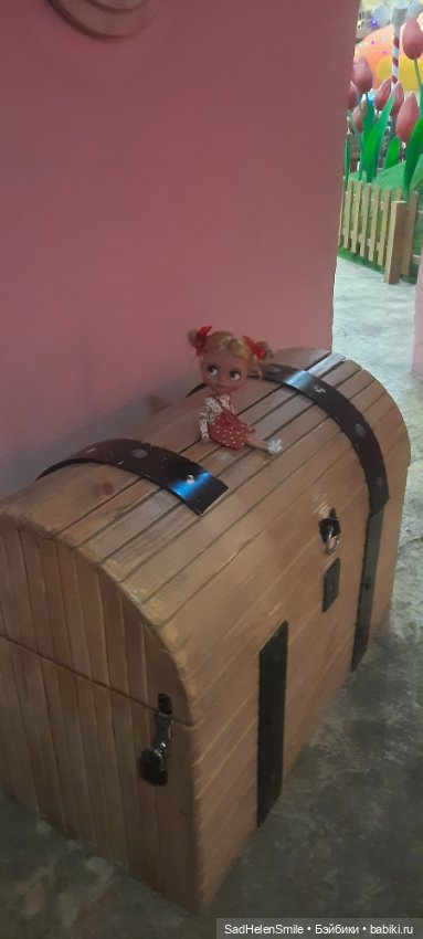 Наташа в гостях у Смурфиков