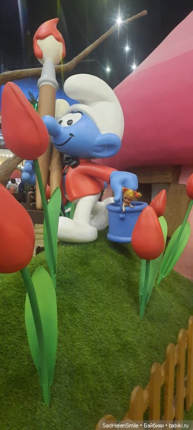 Наташа в гостях у Смурфиков