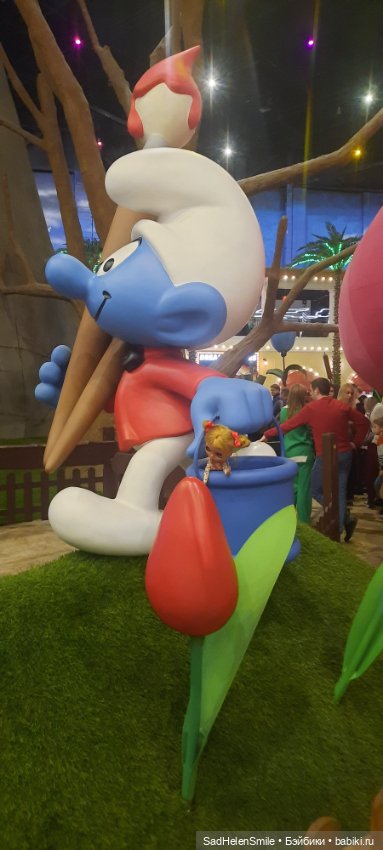 Наташа в гостях у Смурфиков