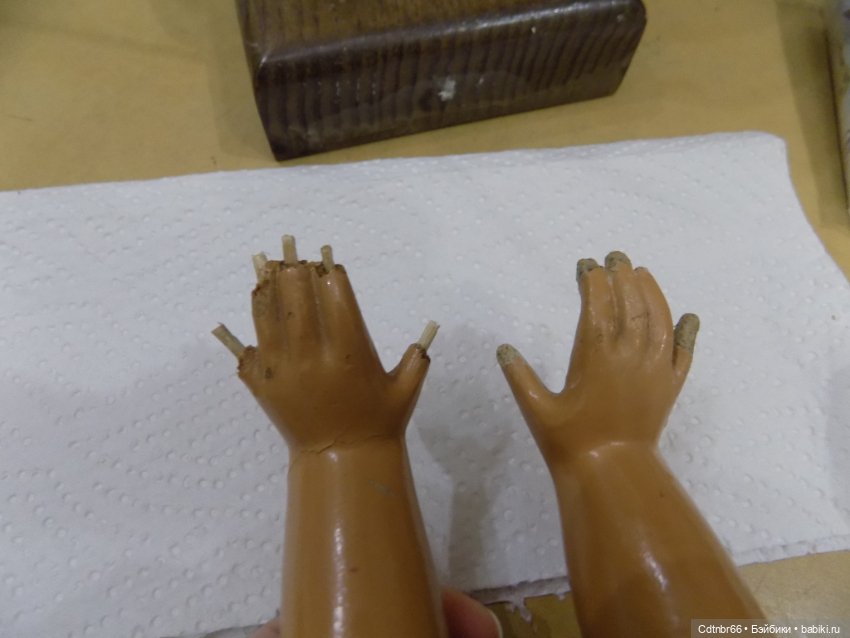 Реставрация опилочной куклы СССР Танюши. Лепим пальцы и ножку