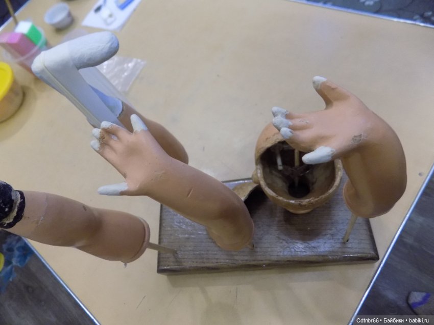 Реставрация опилочной куклы СССР Танюши. Лепим пальцы и ножку