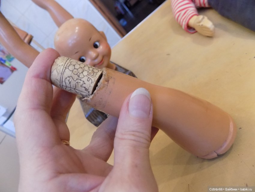 Реставрация опилочной куклы СССР Танюши. Лепим пальцы и ножку