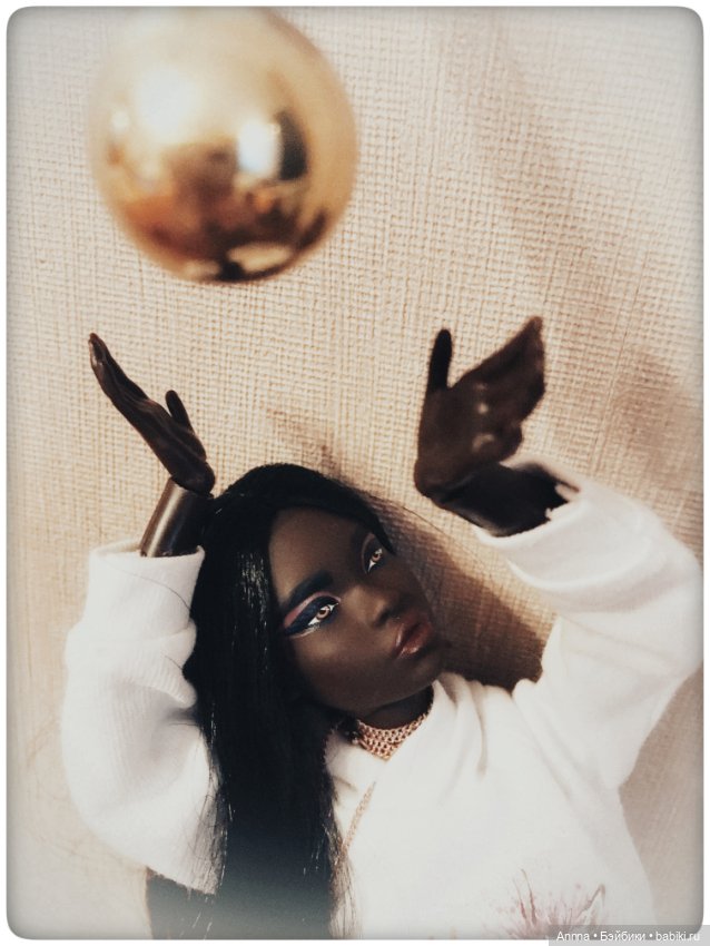 Тёмный шоколад с позолотой. Симона