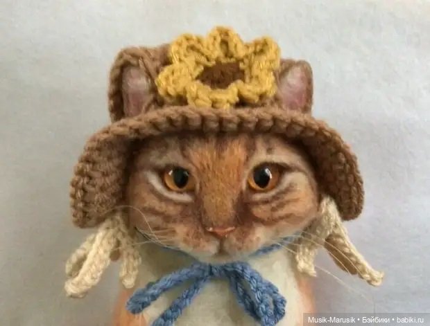 Художница своими руками делает шапочки для котеек