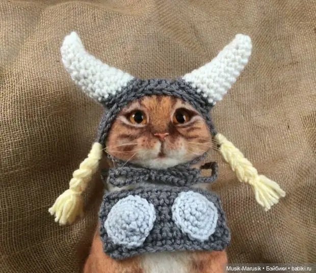 Художница своими руками делает шапочки для котеек