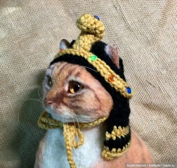 Художница своими руками делает шапочки для котеек