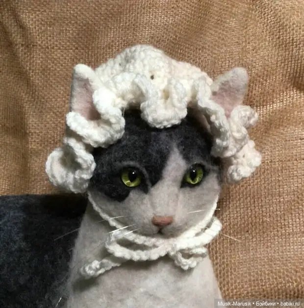 Художница своими руками делает шапочки для котеек