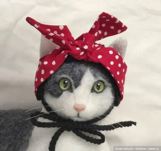 Художница своими руками делает шапочки для котеек