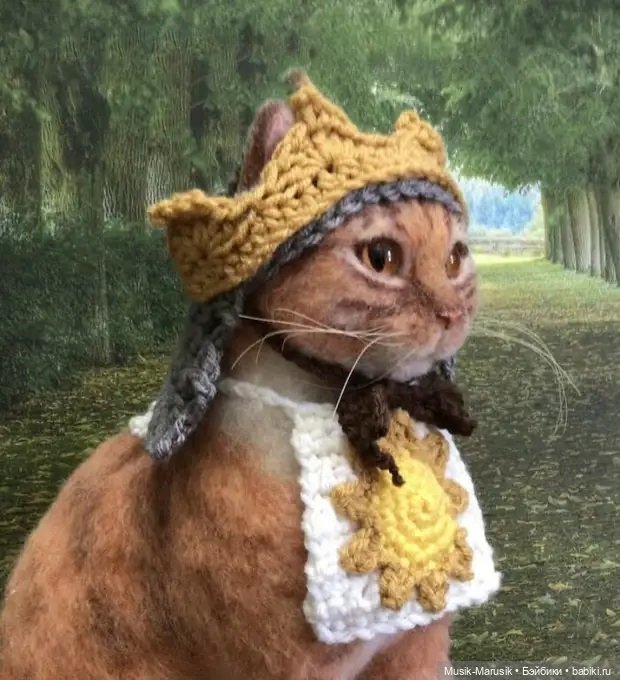 Художница своими руками делает шапочки для котеек