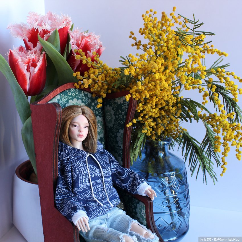 Мартовские цветы и любимые куклы