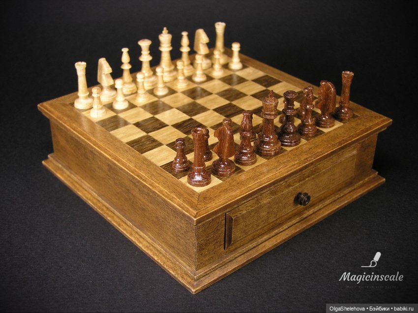 Шахматы на доске с ящиками, для хранения фигур, в масштабе 1:4