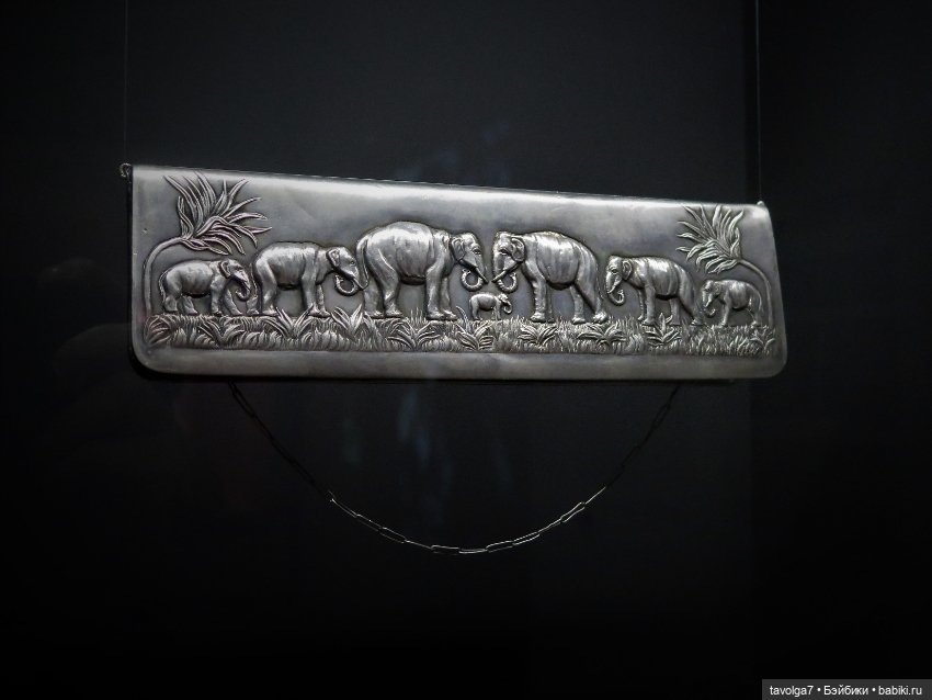 "Кринолин. Жакет. Свитшот." Витрина