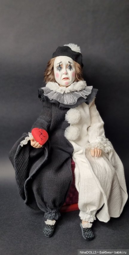 Упали рукава, как крылья, И опустилась голова, Идёт и шепчет от бессилья Любви бессвязные слова. ( автор Волков Ольга, отрывок) (фото 3)