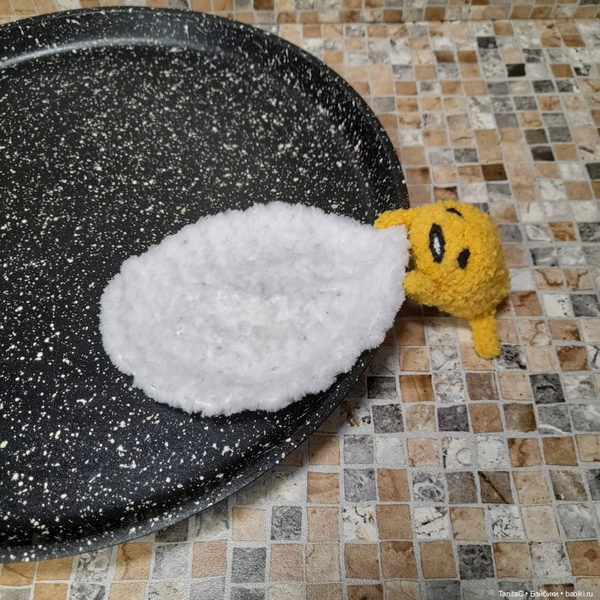 Побег со сковородки, или мой сбежавший завтрак.(амигуруми qudetama) (фото 3)