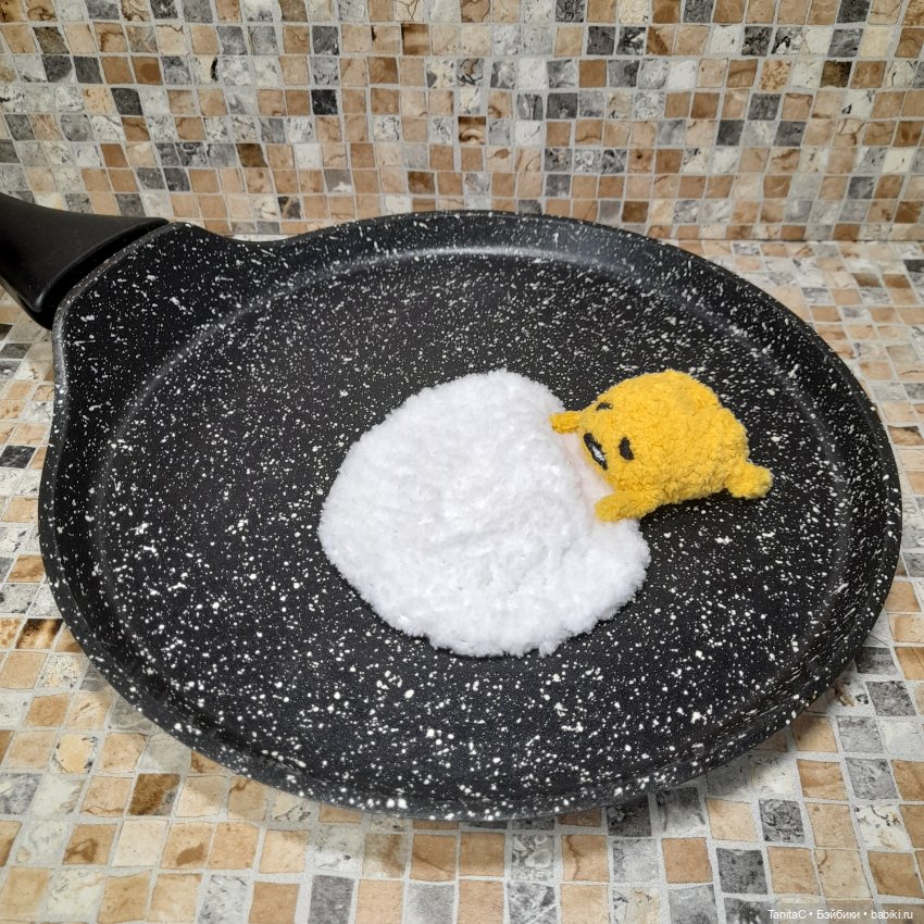 Побег со сковородки, или мой сбежавший завтрак.(амигуруми qudetama) (фото 2)