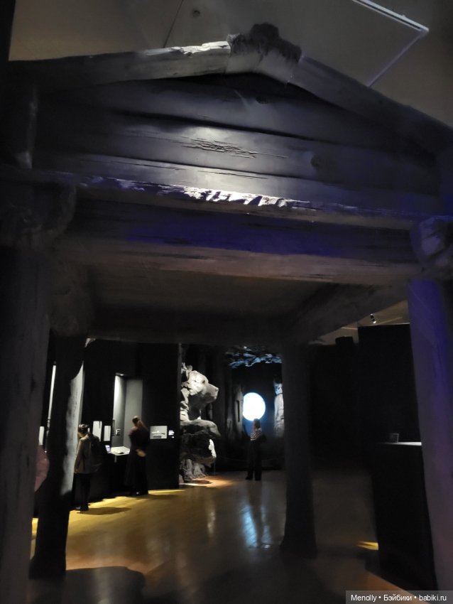 Под его ногой танцуют камни