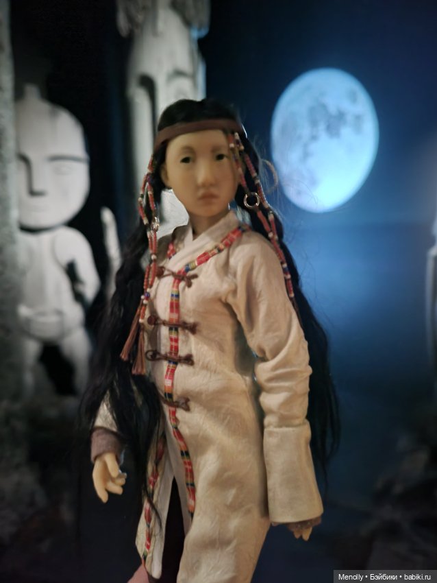 Под его ногой танцуют камни