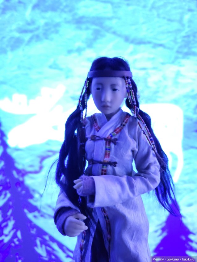 Под его ногой танцуют камни