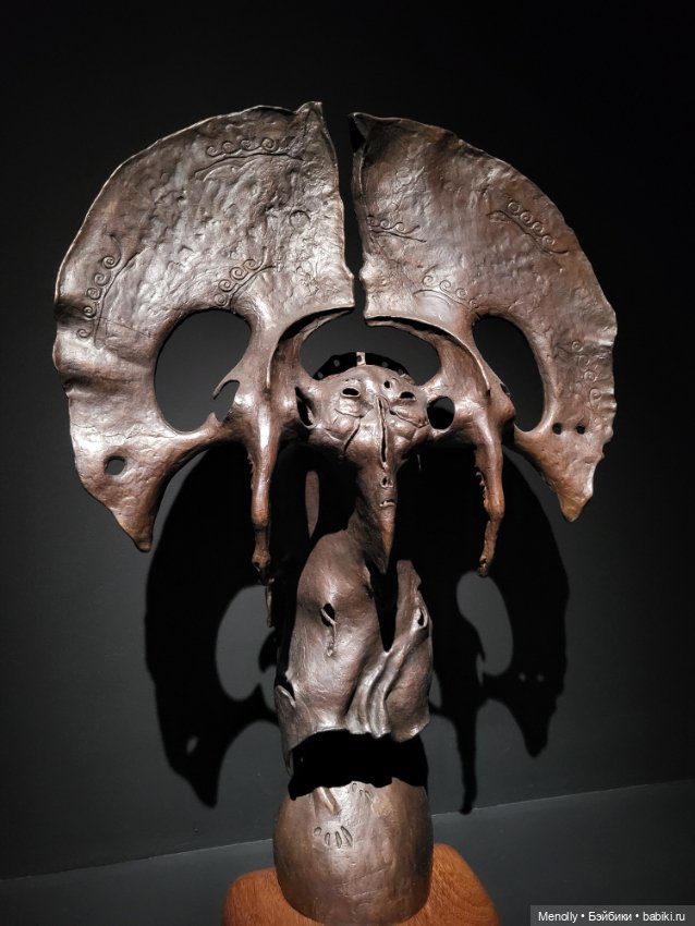 Под его ногой танцуют камни