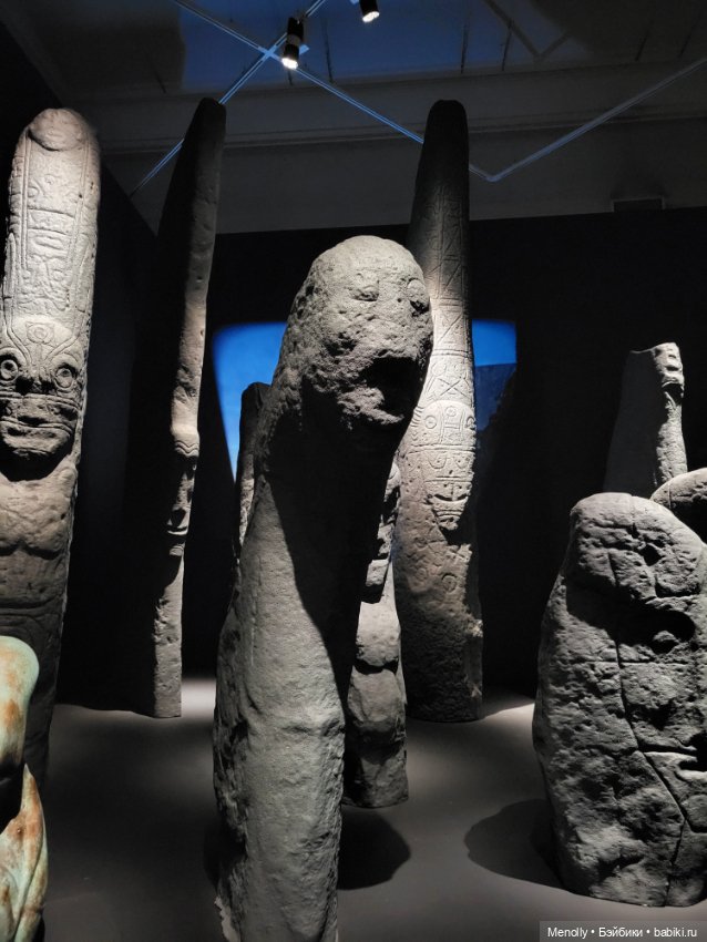 Под его ногой танцуют камни