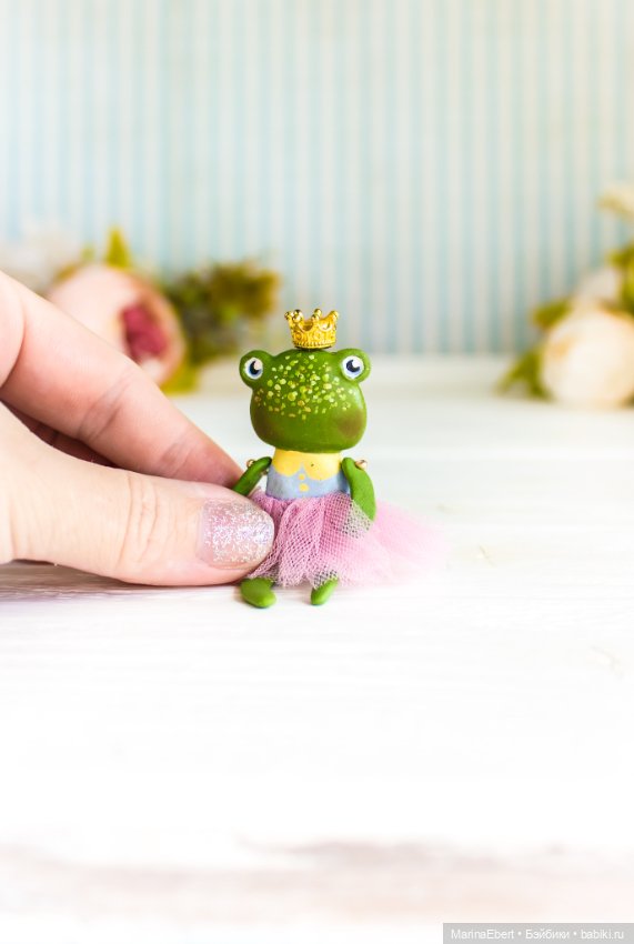 Лягушечка Беатрис — Авторские игрушки из разных материалов: синельная проволока (фото 2)