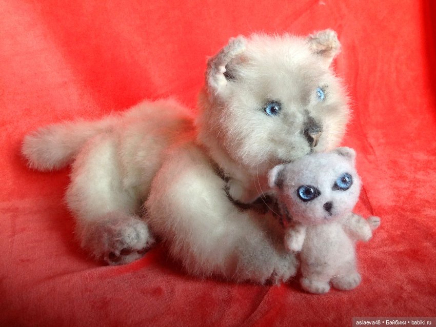 Реалистичная мягкая игрушка Кошечка с котенком (фото 6)