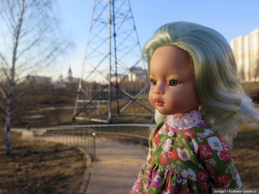 Паола Рейна Лиу с мятными волосами (фото 5)