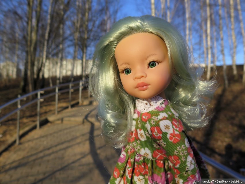 Паола Рейна Лиу с мятными волосами (фото 3)