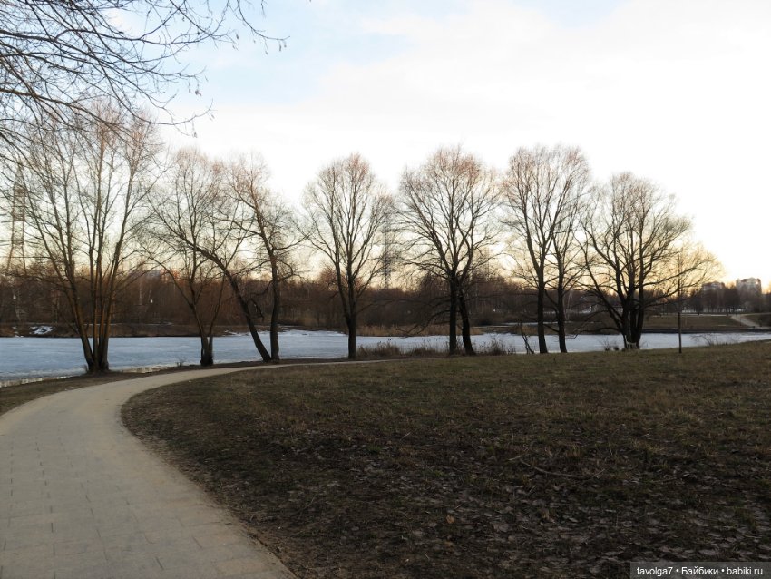 Паола Рейна Лиу с мятными волосами