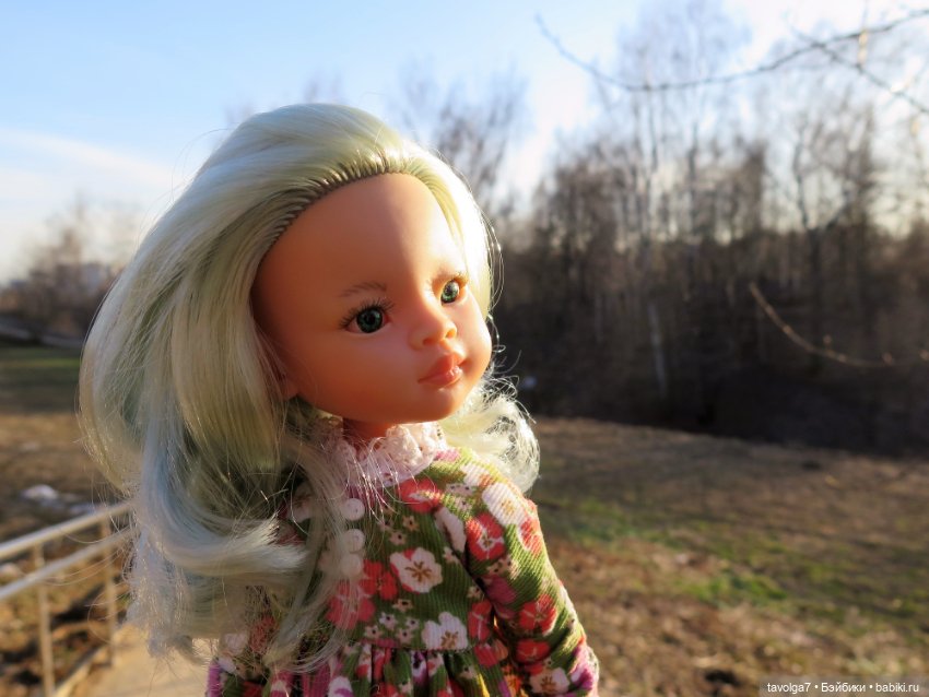 Паола Рейна Лиу с мятными волосами