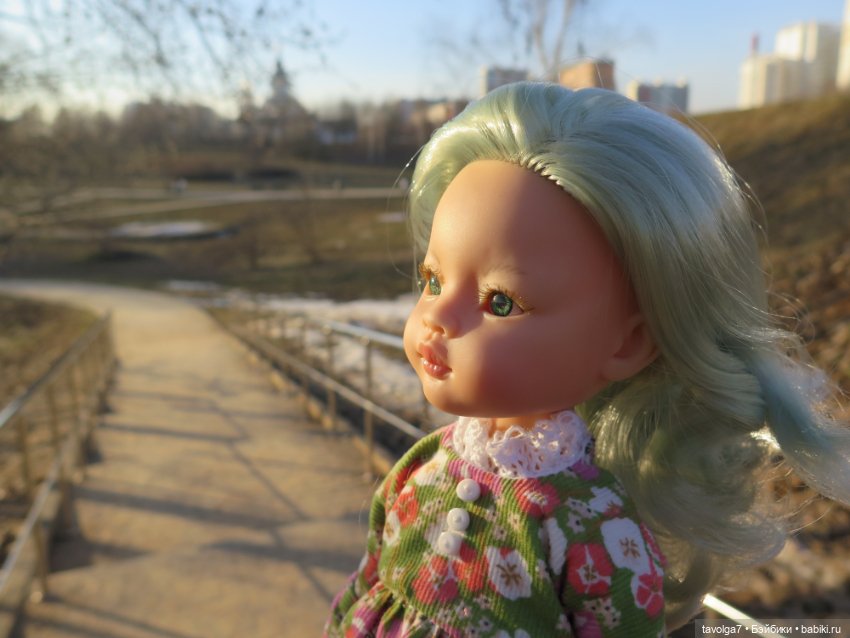 Паола Рейна Лиу с мятными волосами (фото 7)